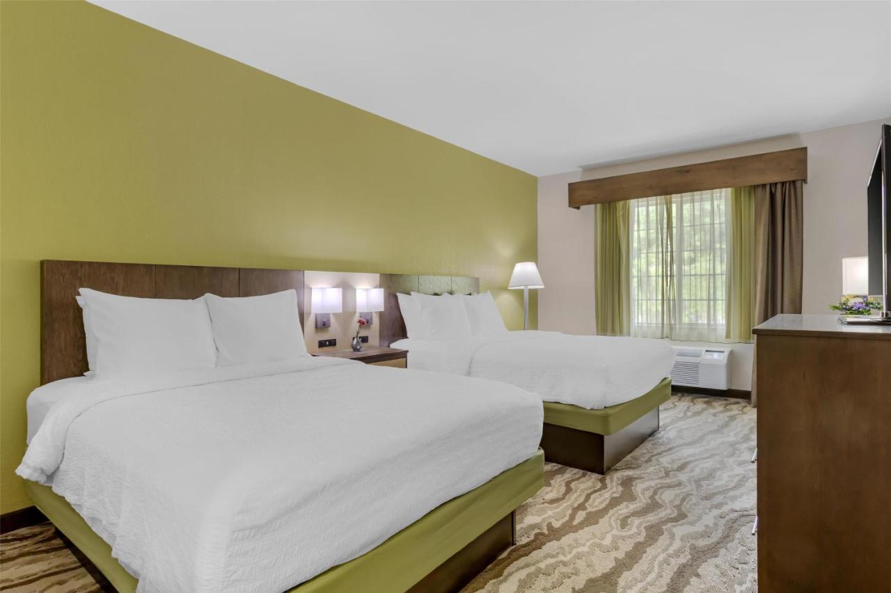 Queen Room with Two Queen Beds at Best Western Plus River Escape Inn & Suites