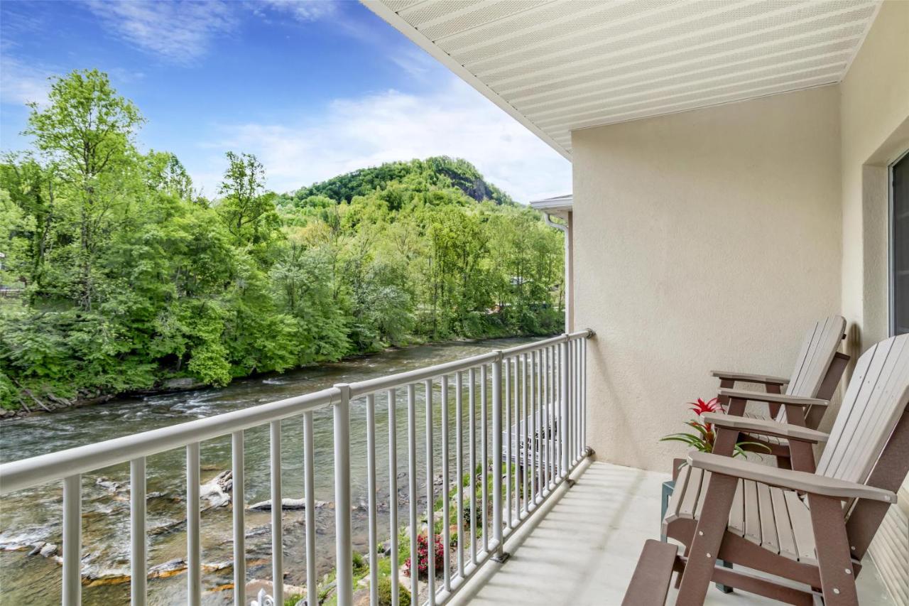 King Suite with Spa Bath - Non-Smoking at Best Western Plus River Escape Inn & Suites