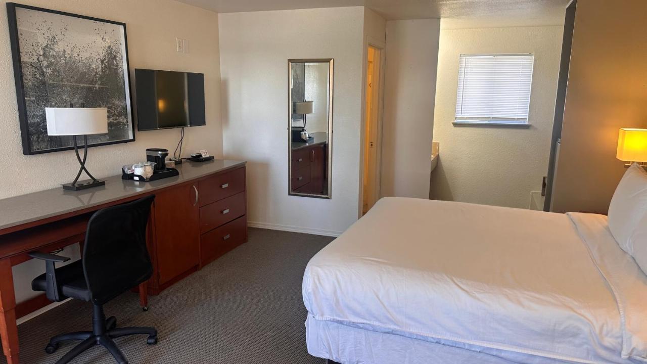 | Lakeshore Inn Water Front
