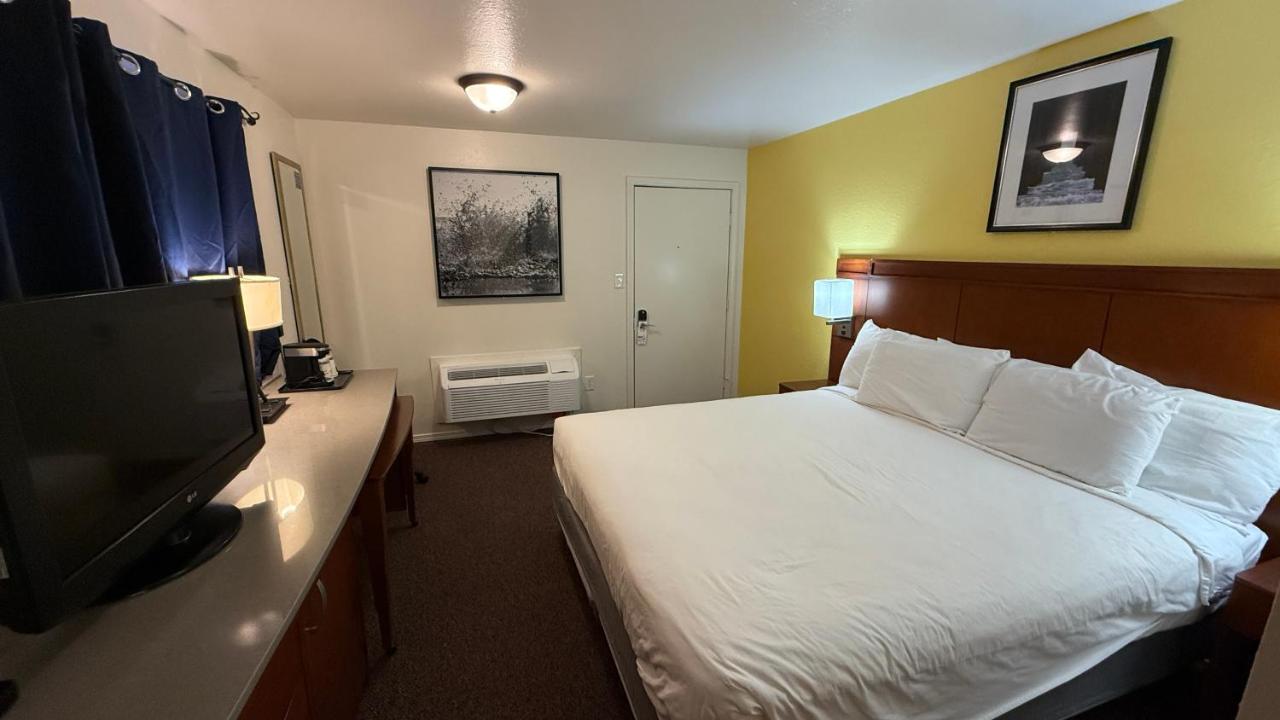 | Lakeshore Inn Water Front