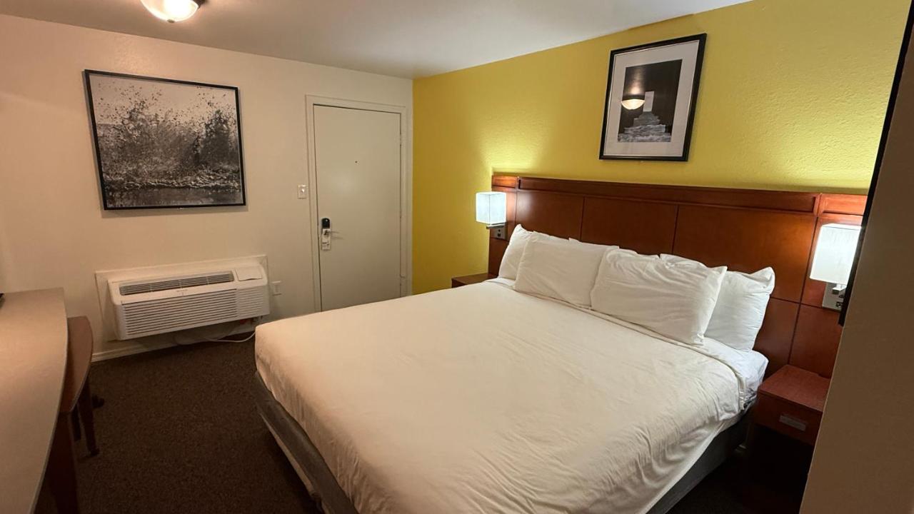 | Lakeshore Inn Water Front