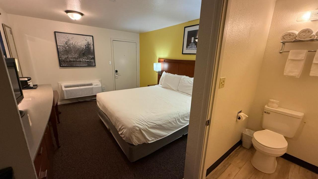 | Lakeshore Inn Water Front