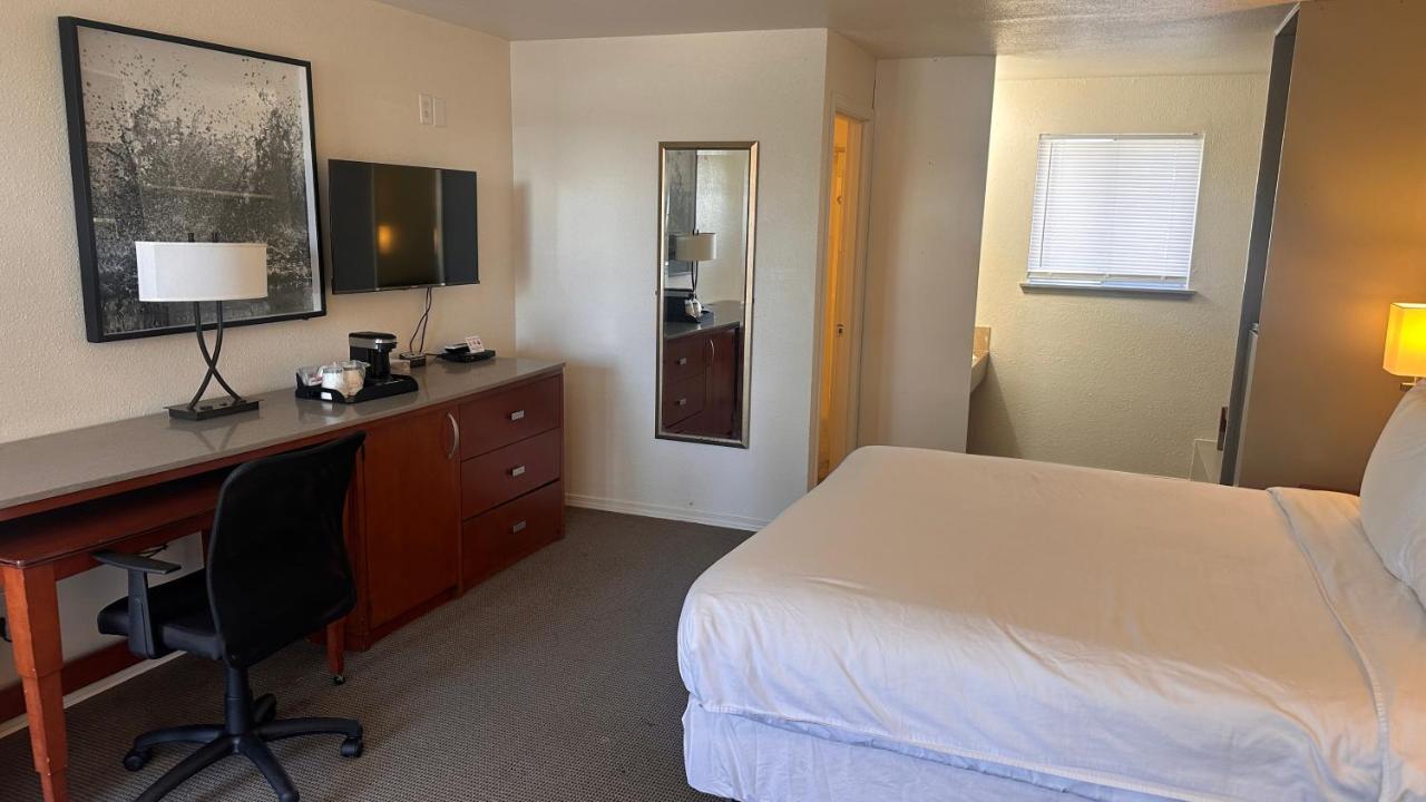 | Lakeshore Inn Water Front