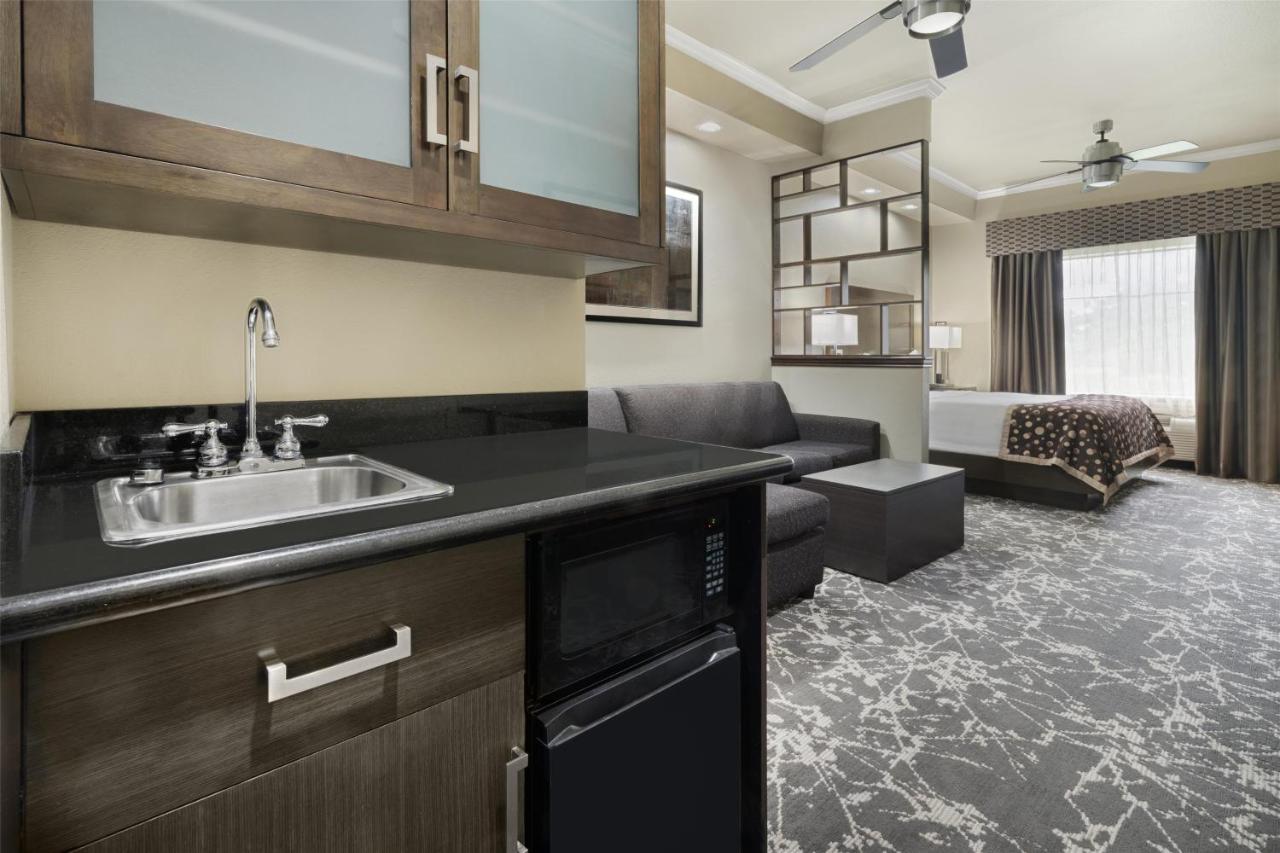 | Best Western Premier Crown Chase Inn & Suites