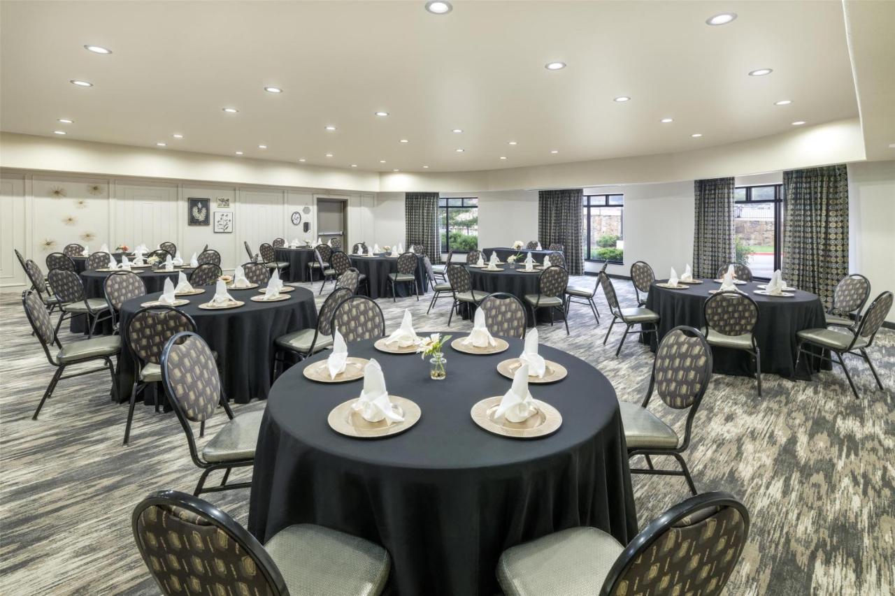 | Best Western Premier Crown Chase Inn & Suites