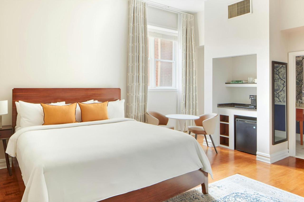 Deluxe King Room at The Arco powered by Sonder