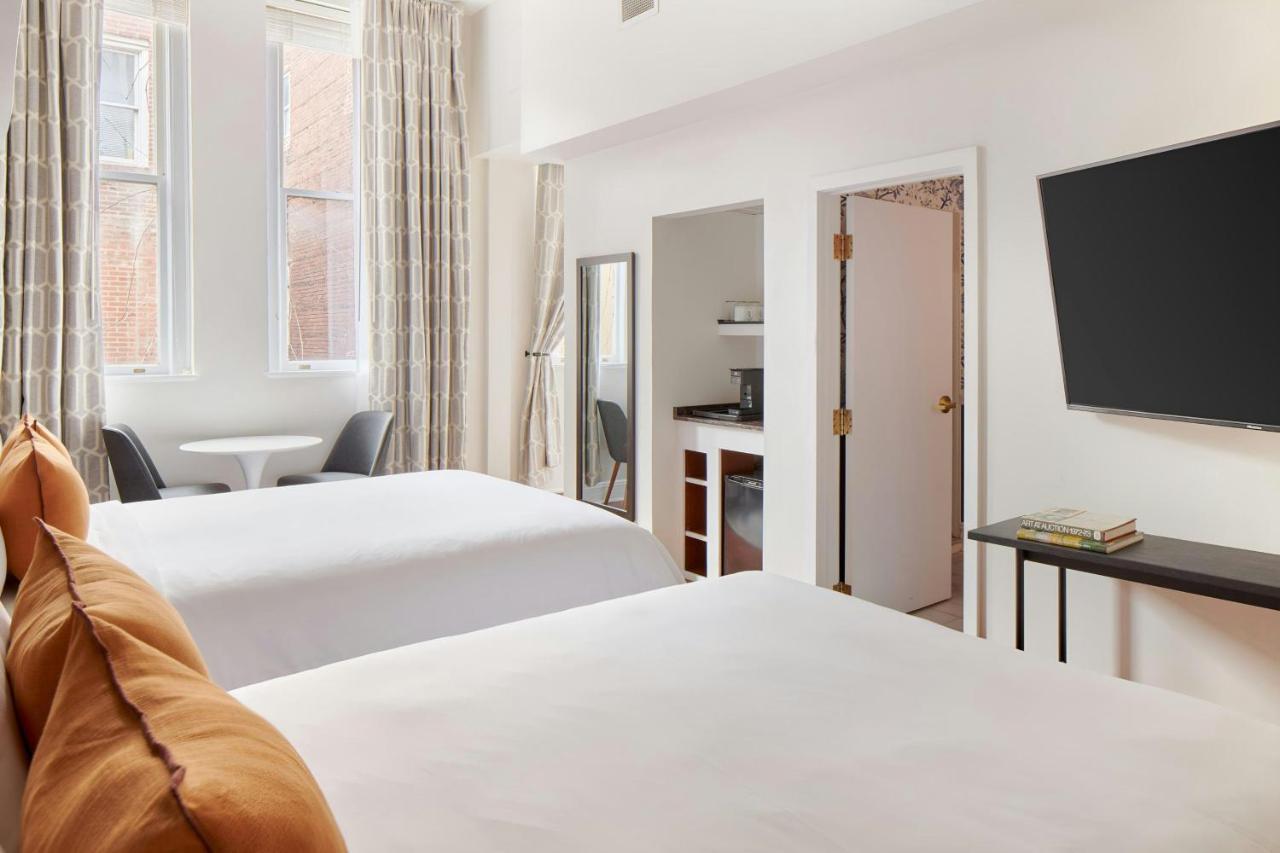Deluxe Queen Room at The Arco powered by Sonder