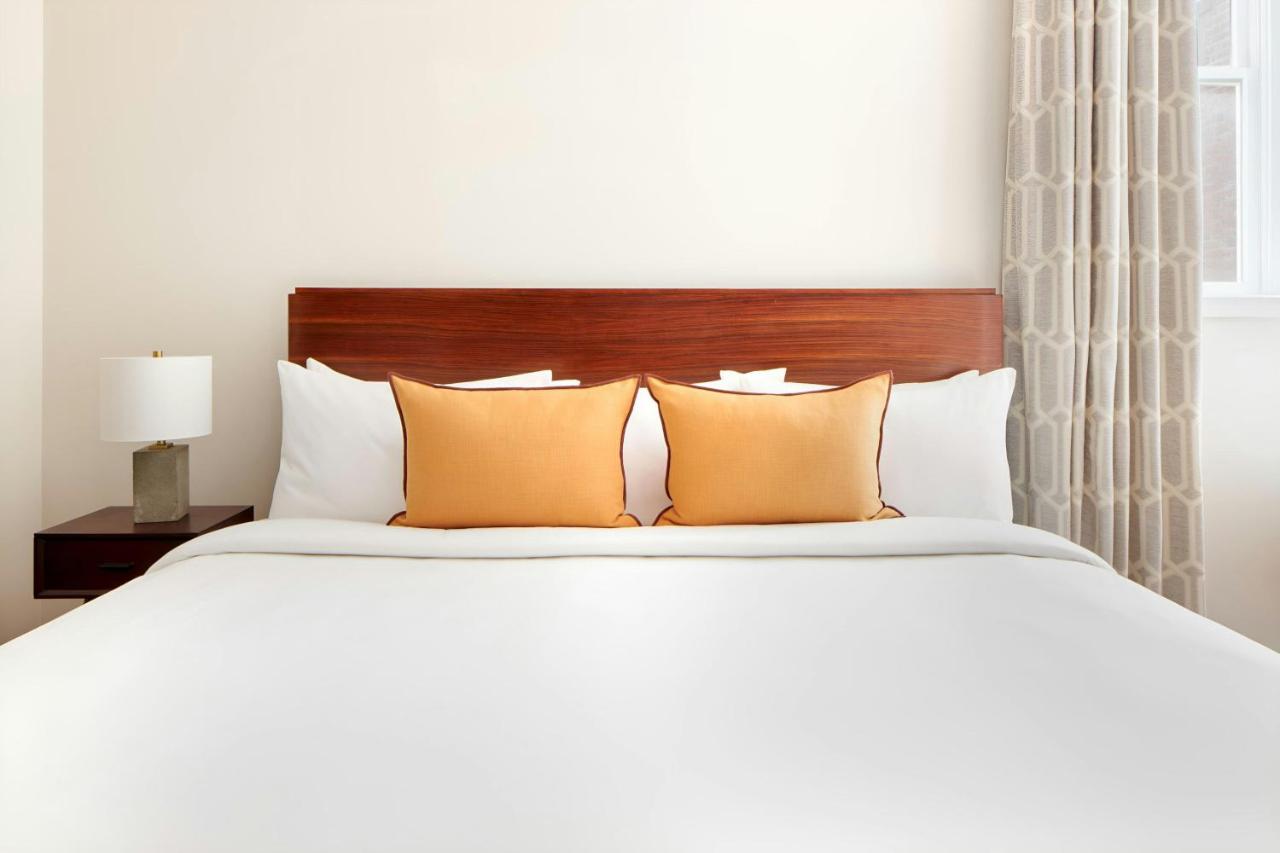 Deluxe King Room at The Arco powered by Sonder