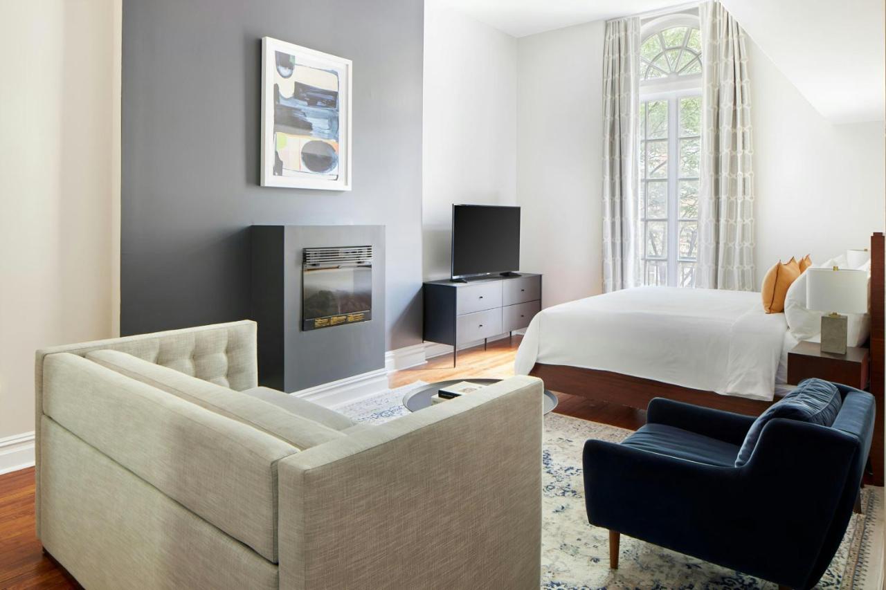 Superior Queen Room at The Arco powered by Sonder