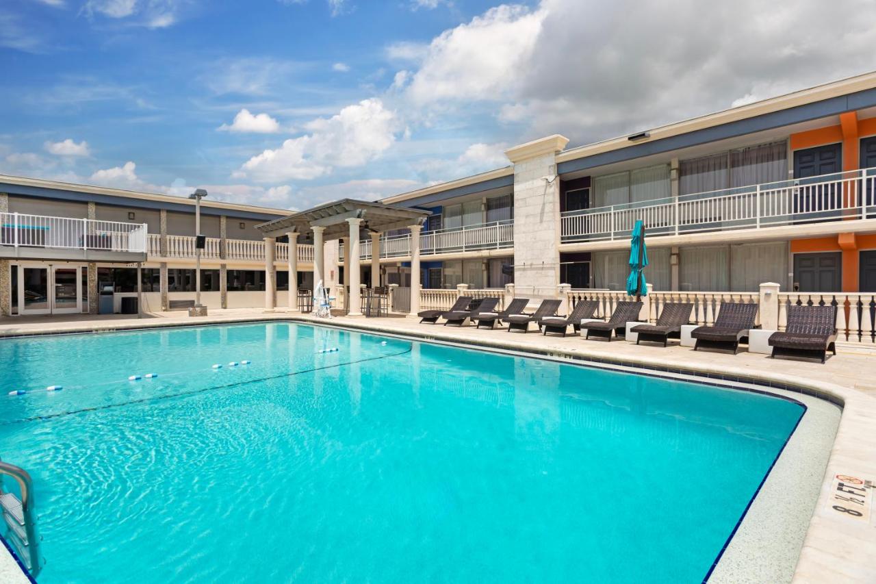 Deluxe King Room at Quality Inn and Conference Center Tampa-Brandon