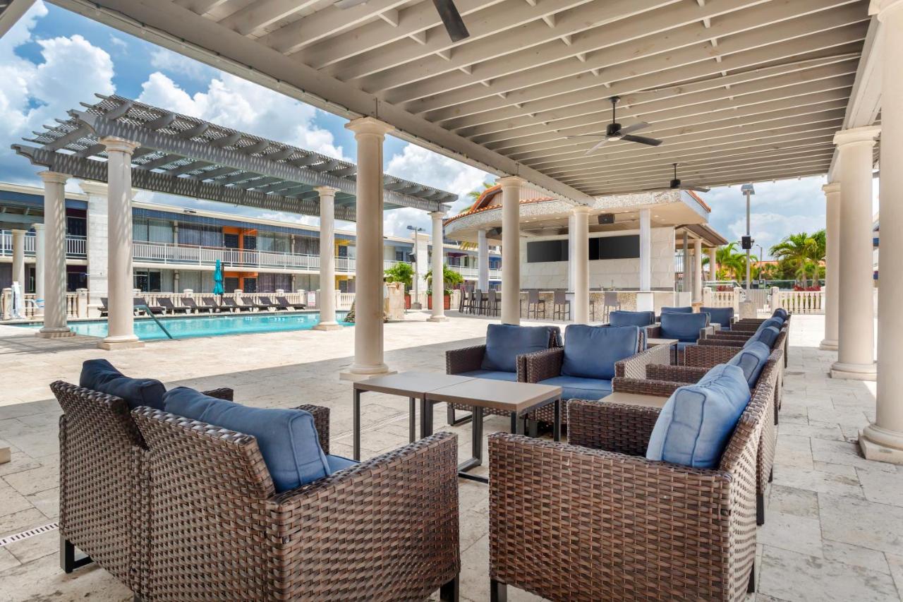 Deluxe King Room at Quality Inn and Conference Center Tampa-Brandon
