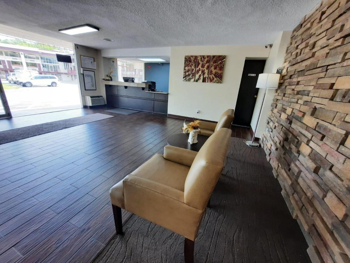 | OYO Hotel Moline Downtown IL I-74 North