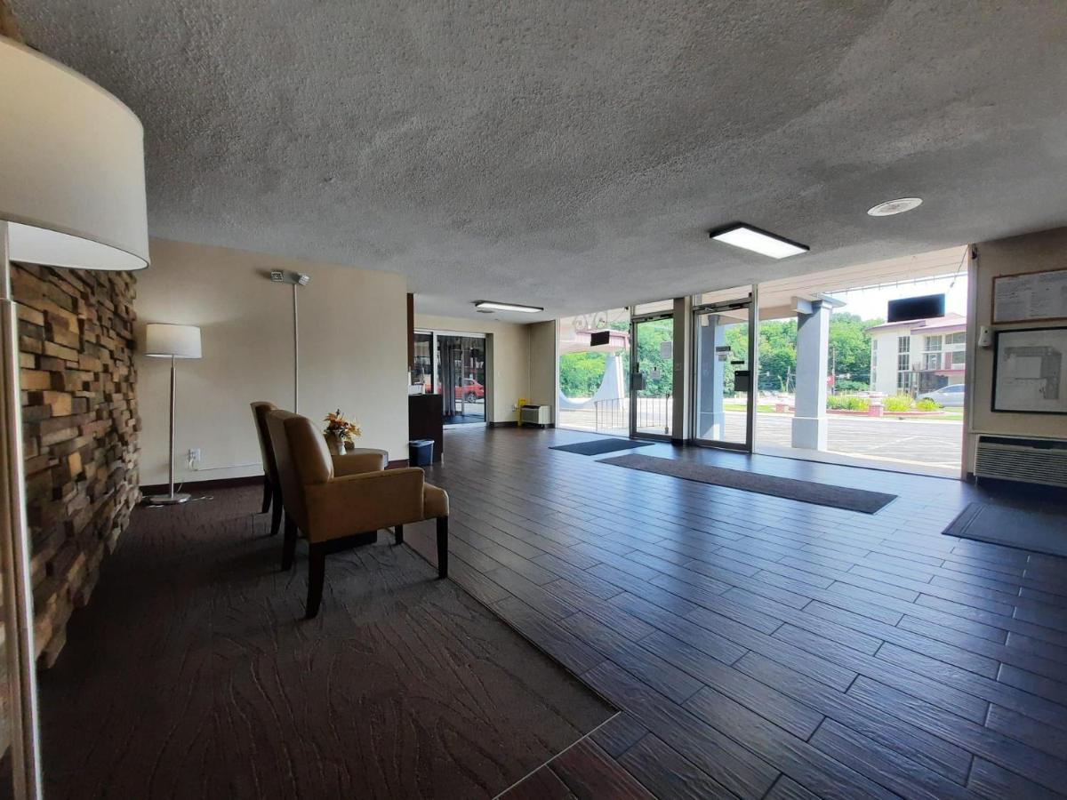 | OYO Hotel Moline Downtown IL I-74 North