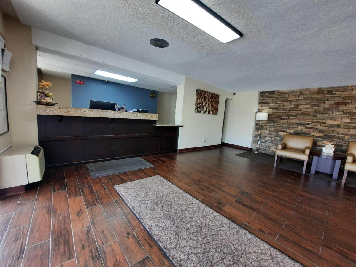 | OYO Hotel Moline Downtown IL I-74 North