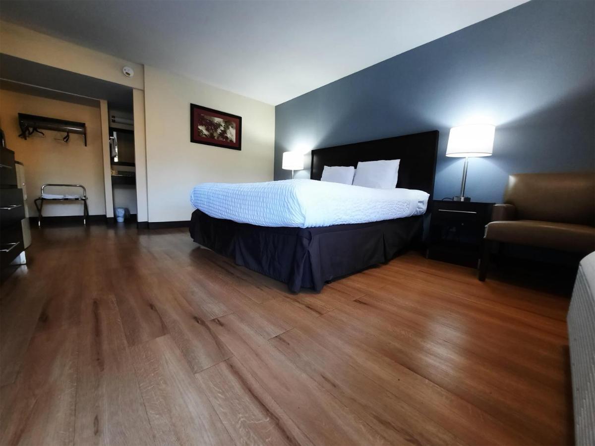 | OYO Hotel Moline Downtown IL I-74 North