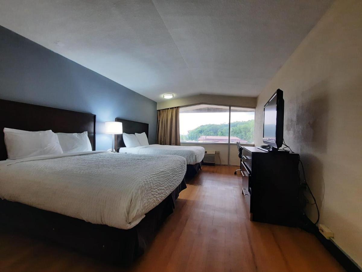 | OYO Hotel Moline Downtown IL I-74 North