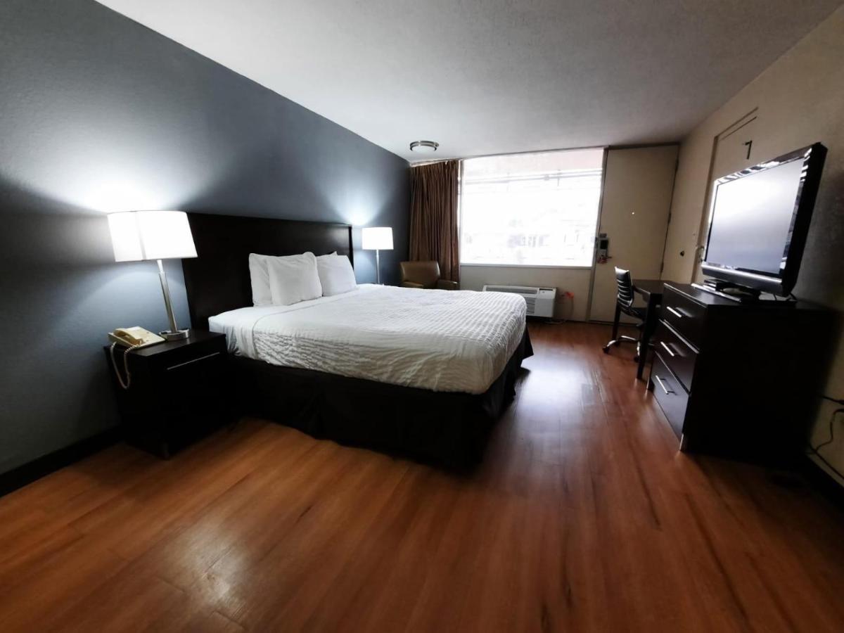 | OYO Hotel Moline Downtown IL I-74 North