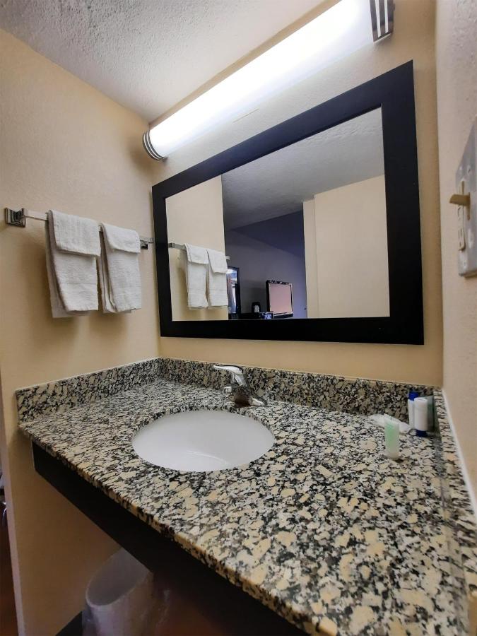 | OYO Hotel Moline Downtown IL I-74 North