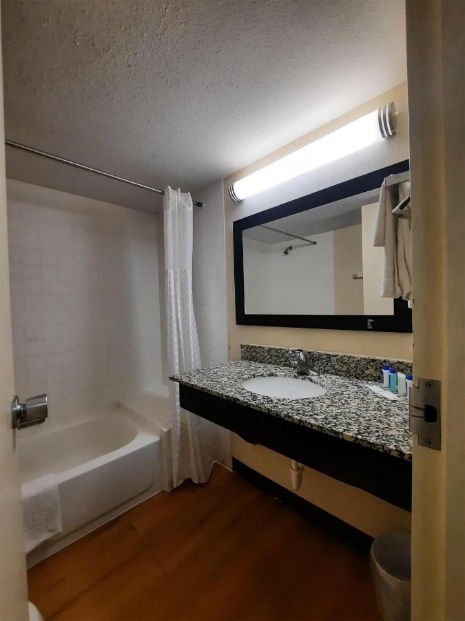 | OYO Hotel Moline Downtown IL I-74 North