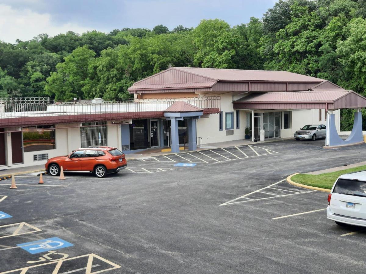 | OYO Hotel Moline Downtown IL I-74 North
