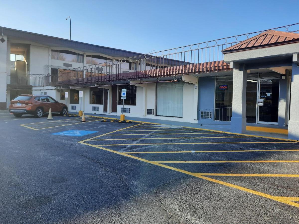  | OYO Hotel Moline Downtown IL I-74 North