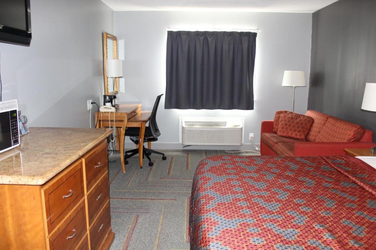 King Room at American Inn and Suites Ionia
