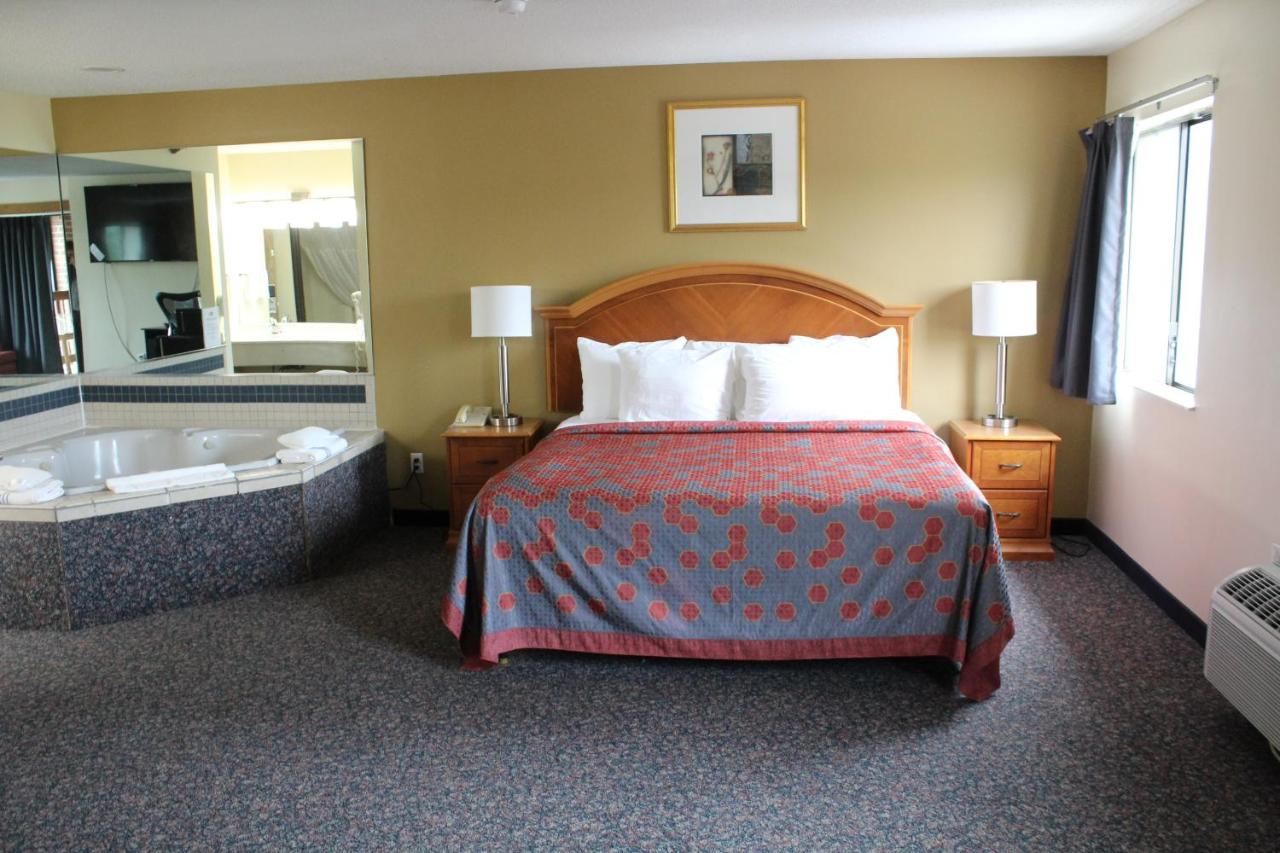 Honeymoon Suite at American Inn and Suites Ionia