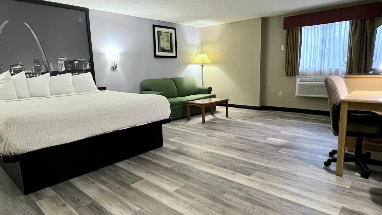 | Super 8 by Wyndham St. Clair MO