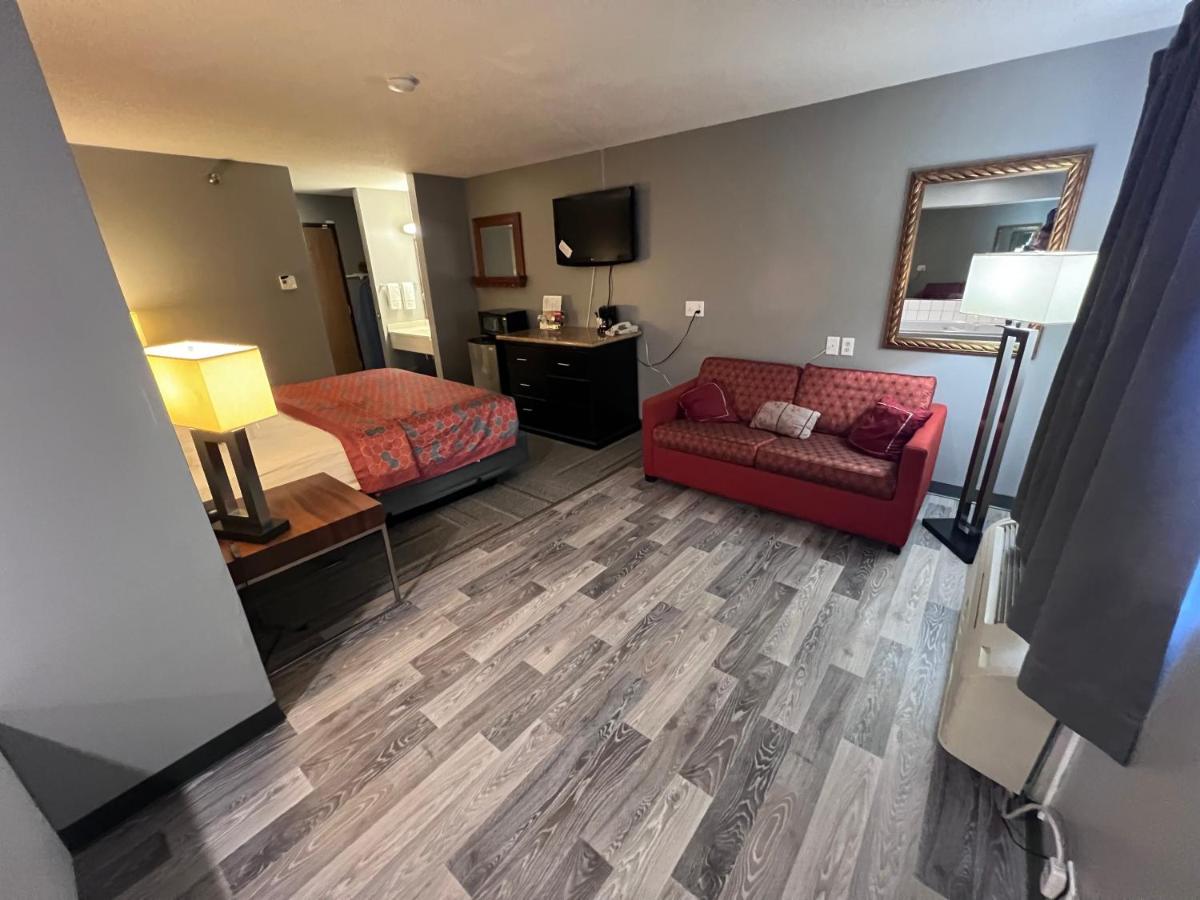 King Room with Spa Bath at American Inn and Suites Ionia