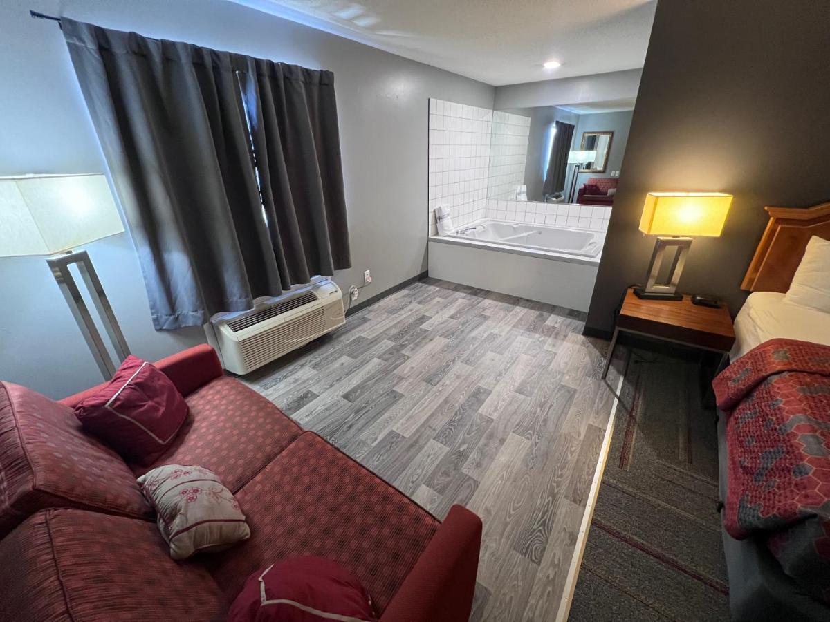 King Room with Spa Bath at American Inn and Suites Ionia