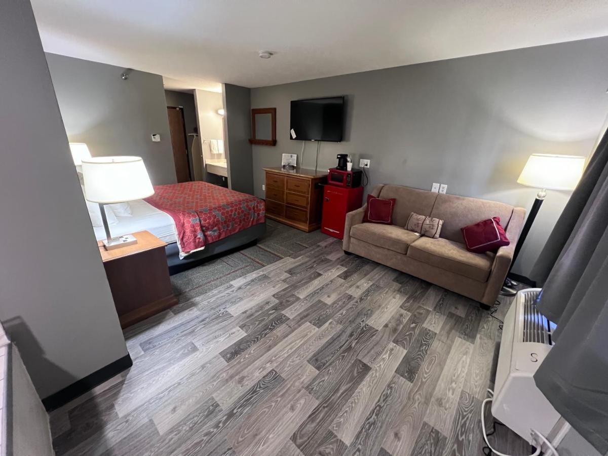 King Room with Spa Bath at American Inn and Suites Ionia