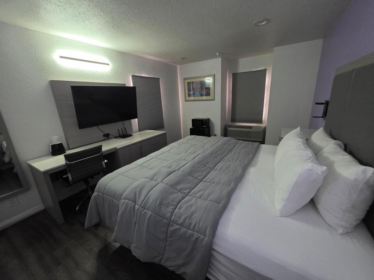 Deluxe Single Room at The Aqua Pacific Hotel