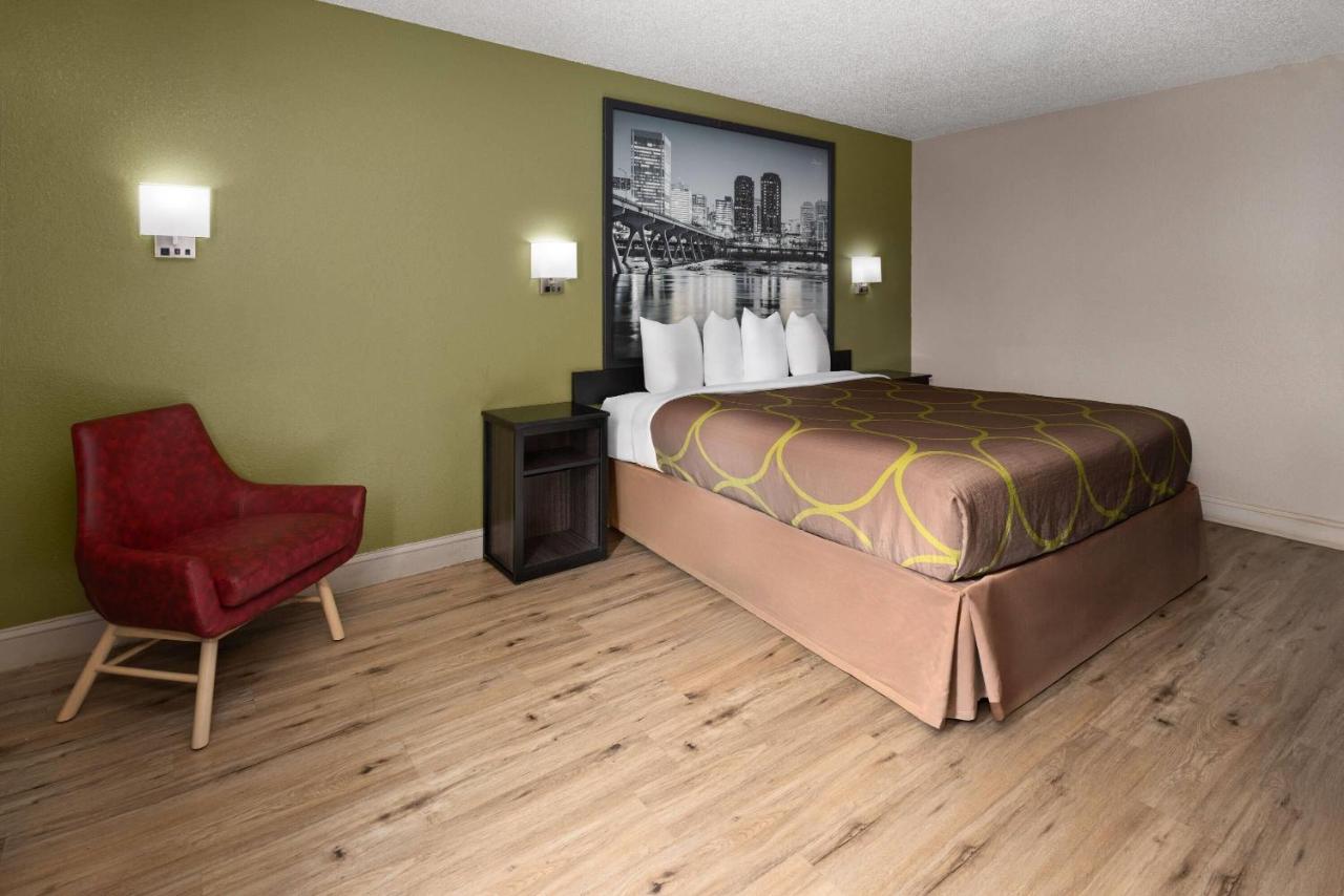 Standard King Room - Smoking at Super 8 by Wyndham Richmond Midlothian Turnpike