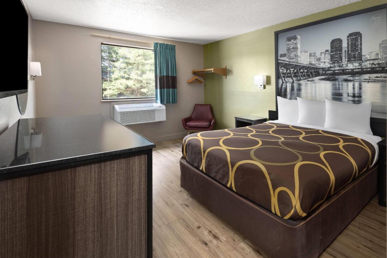 Queen Room - Non-Smoking at Super 8 by Wyndham Richmond Midlothian Turnpike