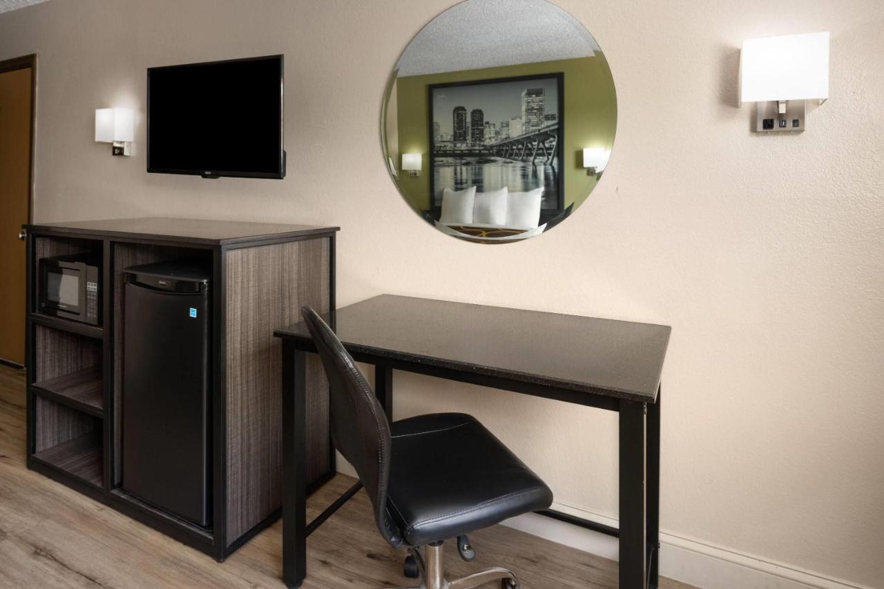 Queen Room - Non-Smoking at Super 8 by Wyndham Richmond Midlothian Turnpike