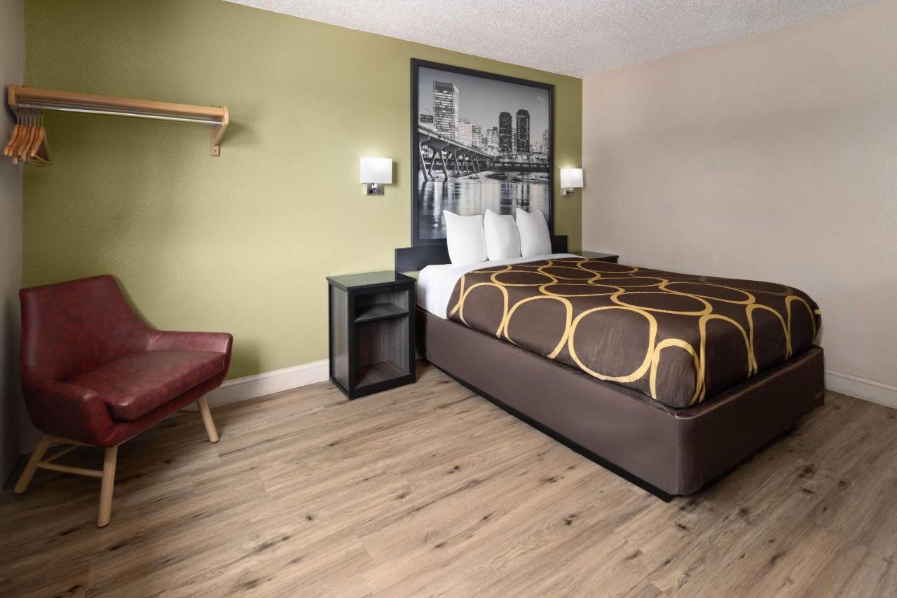 Queen Room - Non-Smoking at Super 8 by Wyndham Richmond Midlothian Turnpike