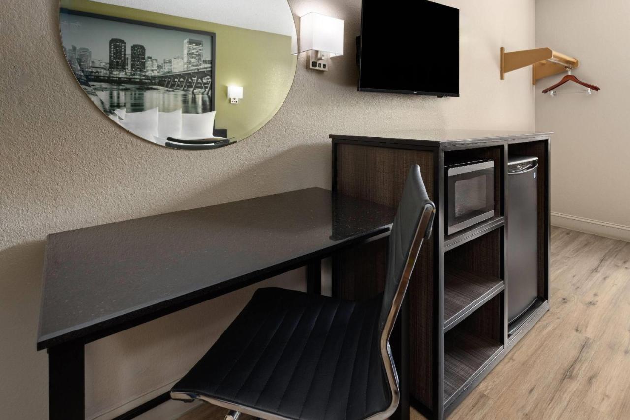 Standard King Room - Smoking at Super 8 by Wyndham Richmond Midlothian Turnpike