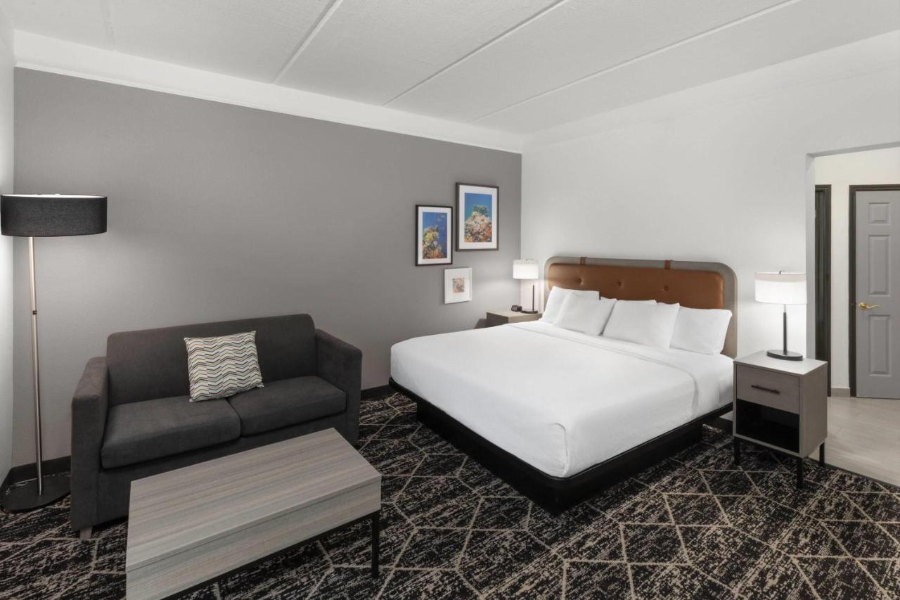 Executive King Room at La Quinta Inn & Suites by Wyndham Houston Bush IAH South