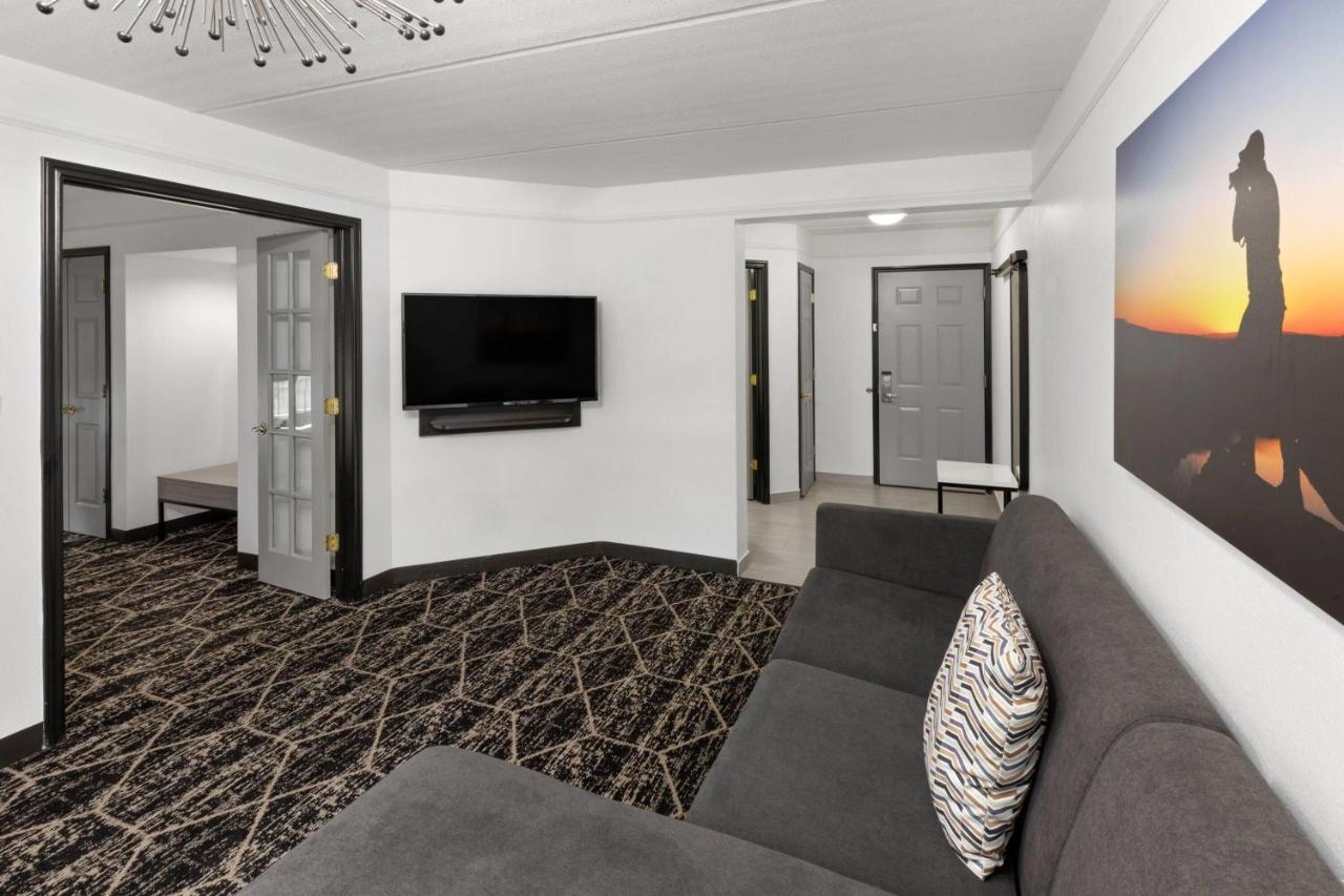 King Suite at La Quinta Inn & Suites by Wyndham Houston Bush IAH South