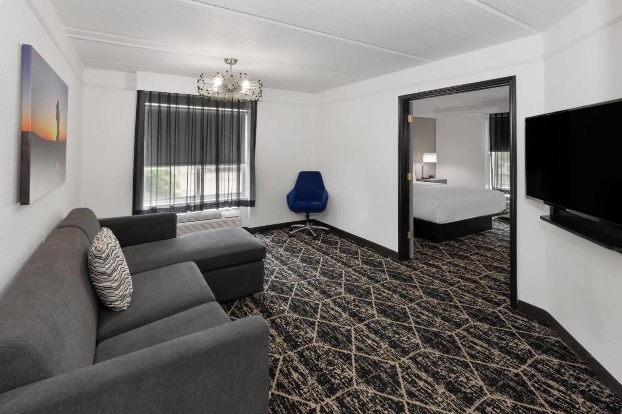 King Suite at La Quinta Inn & Suites by Wyndham Houston Bush IAH South