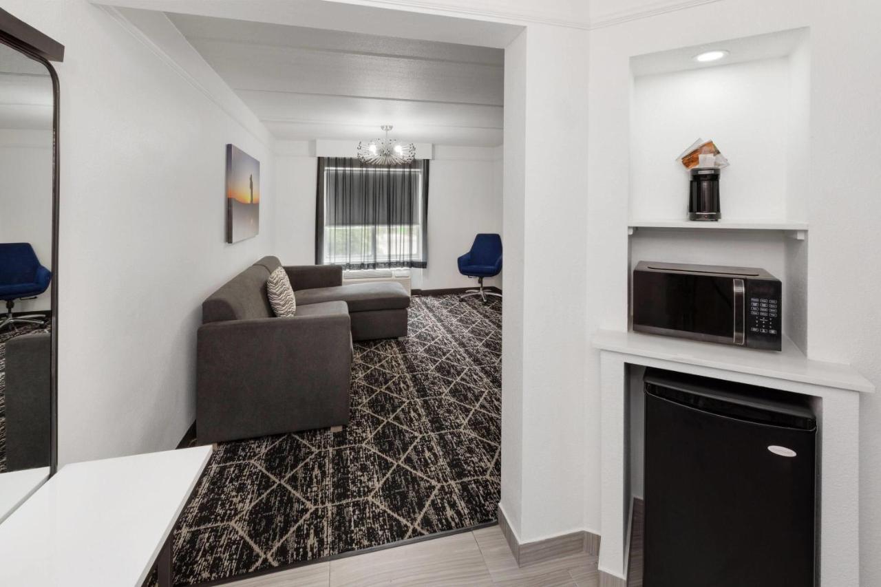 King Suite at La Quinta Inn & Suites by Wyndham Houston Bush IAH South