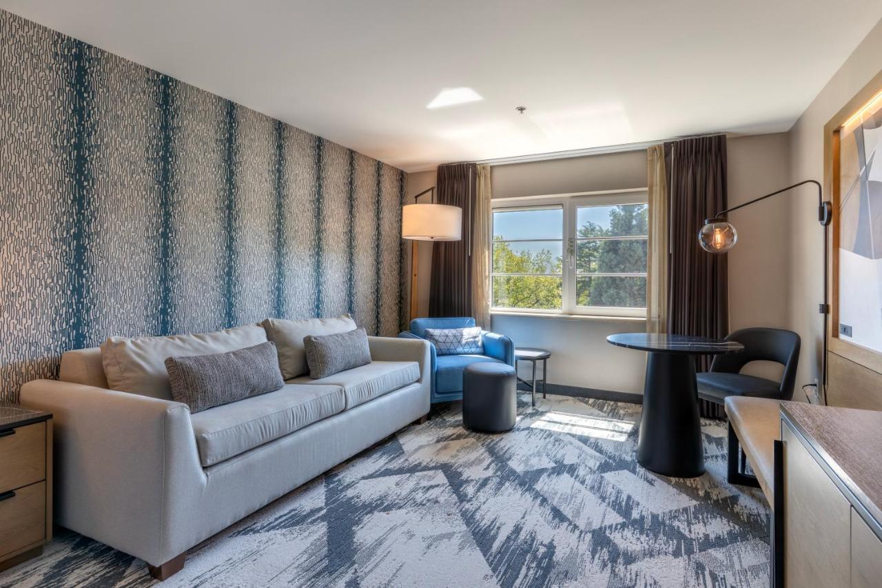 Deluxe King Room at Silver Cloud Hotel - Seattle Broadway