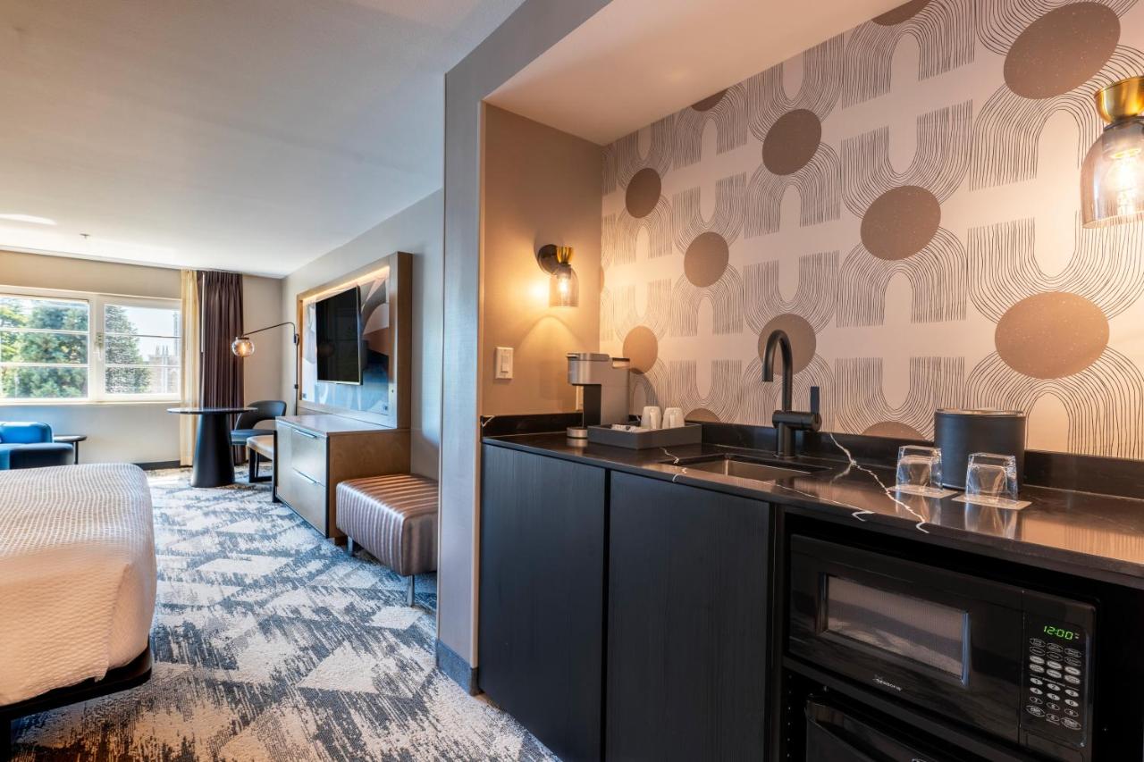 Deluxe King Room at Silver Cloud Hotel - Seattle Broadway