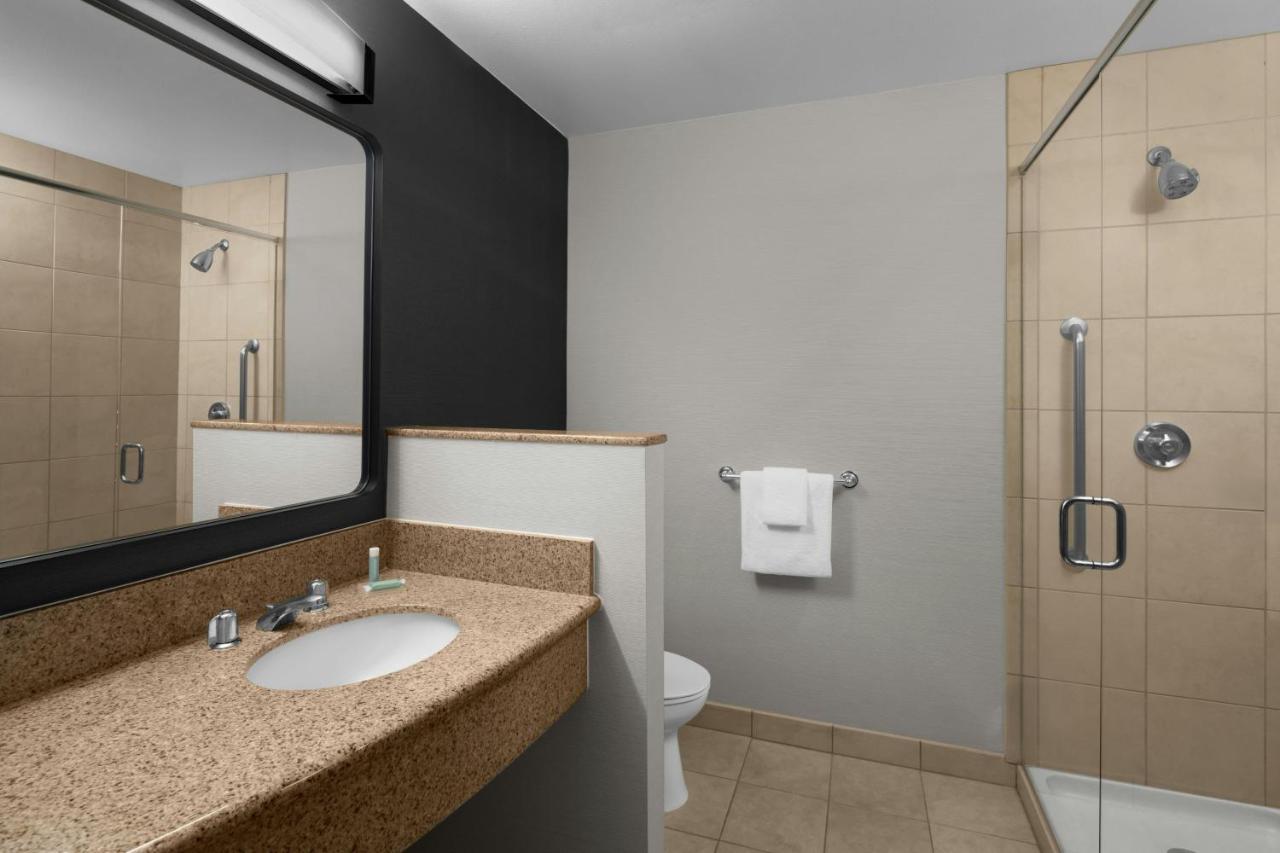 | Courtyard by Marriott Santa Clarita Valencia