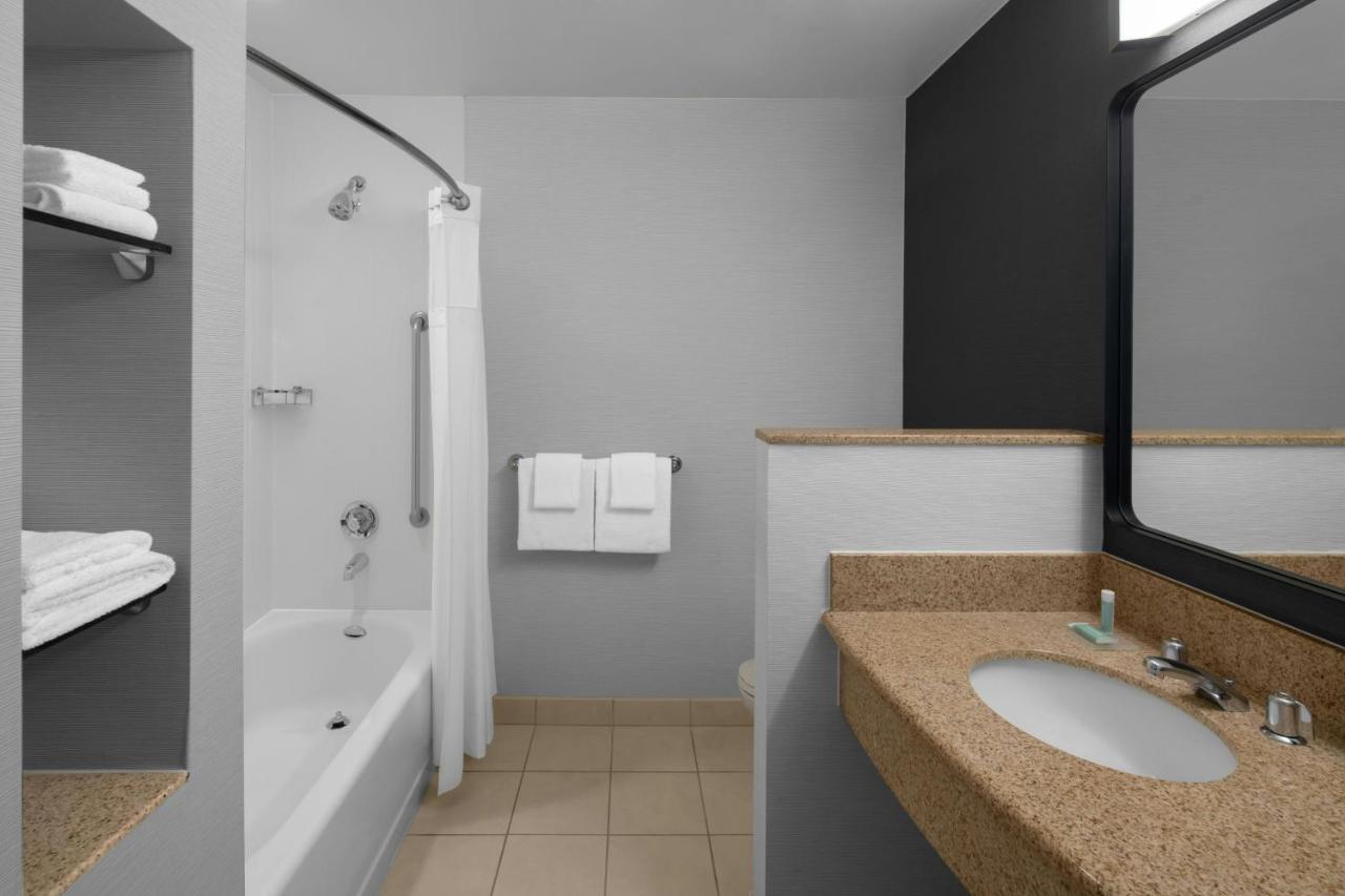 | Courtyard by Marriott Santa Clarita Valencia
