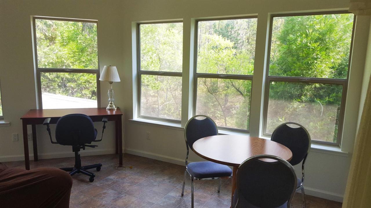 | Yosemite Riverside Inn