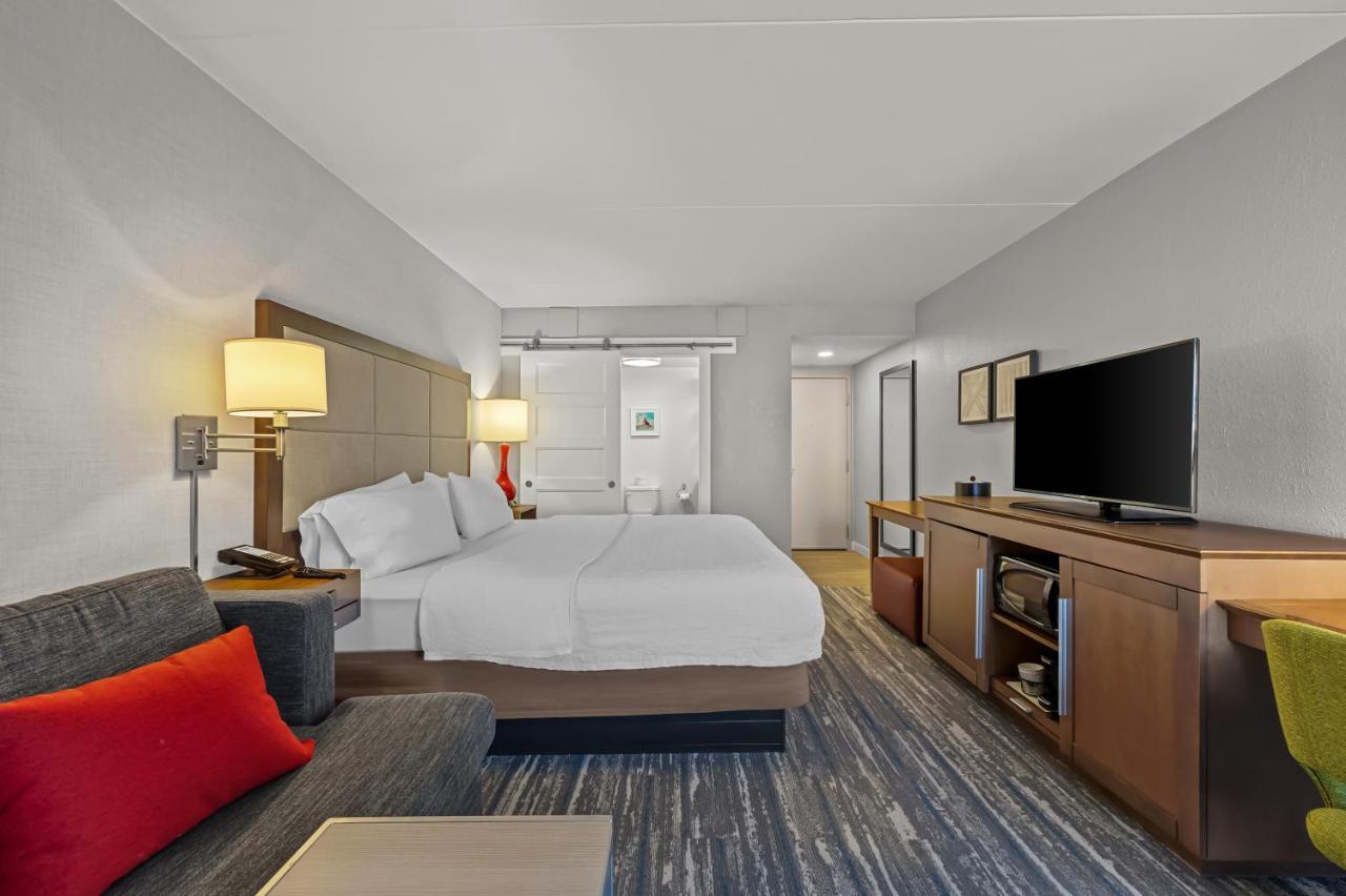Deluxe King Room - Non-Smoking at Hampton Inn Toledo-South/Maumee