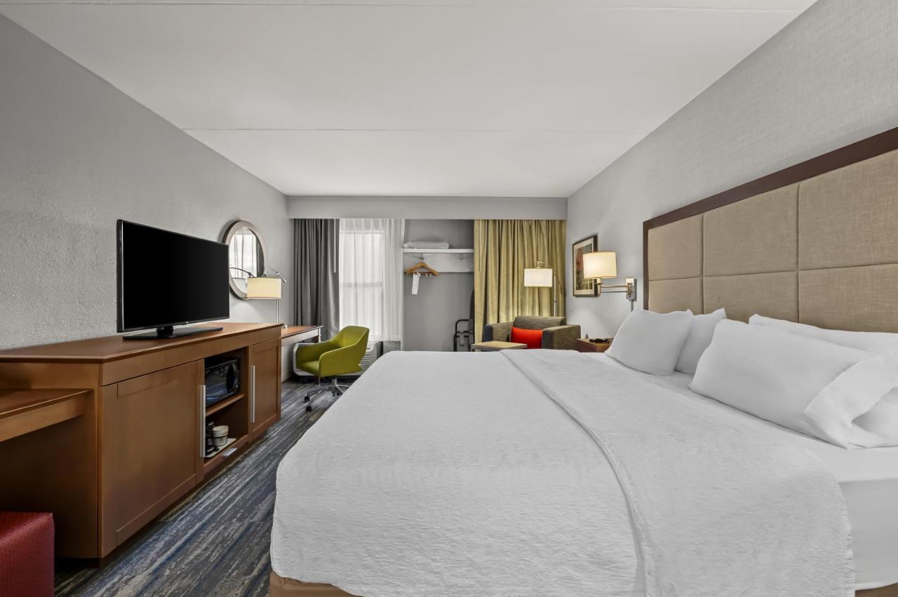 King Room - Non-Smoking at Hampton Inn Toledo-South/Maumee