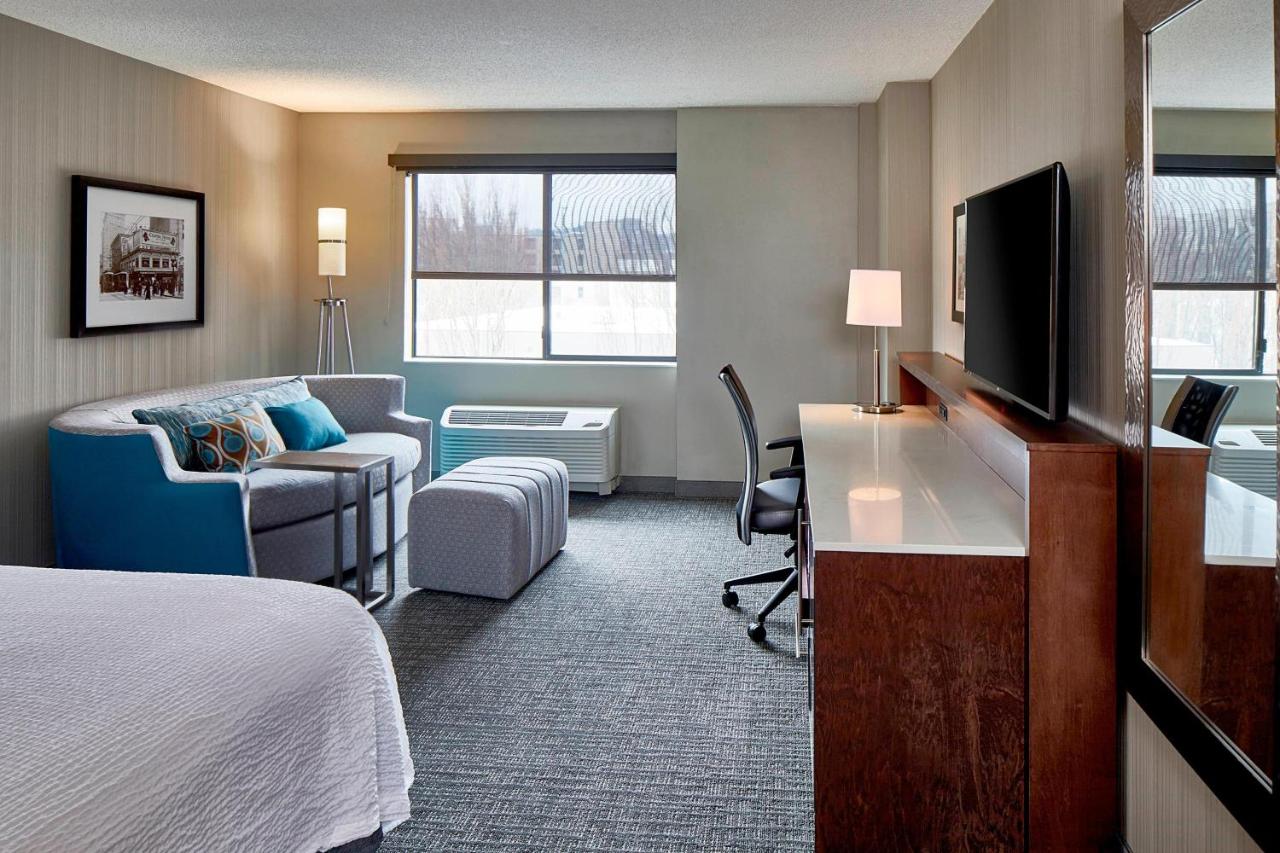King Room with Sofa Bed and Roll-in Shower - Mobility Accessible at Courtyard Portland Downtown/Convention Center