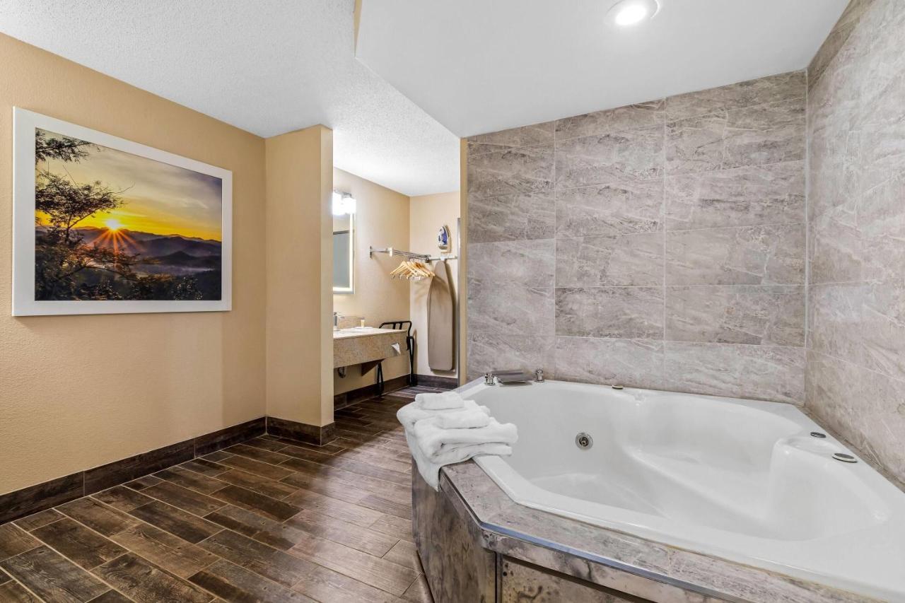 Queen Studio Suite with Hot Tub - Non-Smoking at Days Inn by Wyndham Black River Falls I-94 on ATV Trail